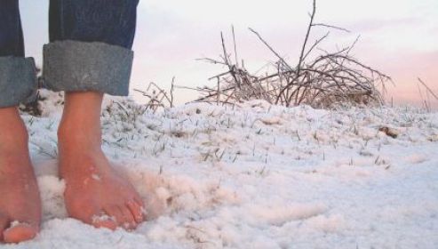 Medici cercetaţi penal în cazul bătrânei care a murit de frig. Fusese externată desculţă din spital