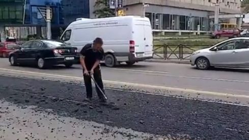 "Dorel" loveşte din nou. A turnat asfalt peste şinele de tramvai