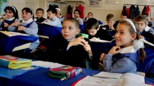 Elevii din ciclul primar şi preşcolarii intră în vacanţă o săptămână. Calendarul anului şcolar