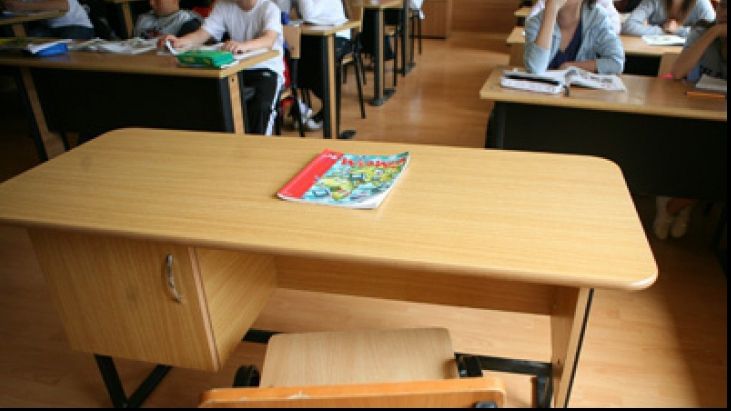 Profesorul de sport acuzat că fotografia eleve în toaleta şcolii şi-a recunoscut fapta