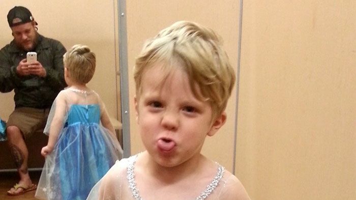 Iată cum a vrut acest băieţel să se costumeze de Halloween. Reacţia tatălui este excepţională