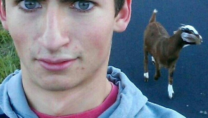 A postat un selfie pe internet şi a devenit celebru. Ce detaliu surprinde la adolescent
