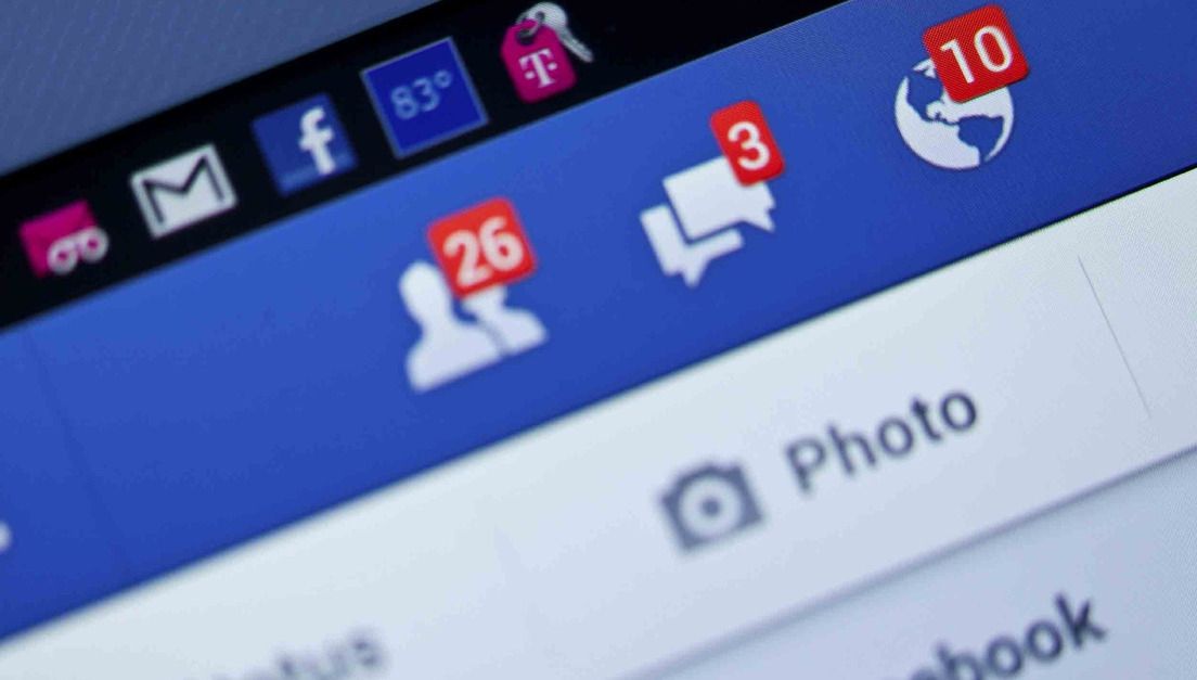 Şi-a lăsat copilul nesupravegheat, ca să stea pe Facebook. În tot acest timp, o tragedie a avut loc