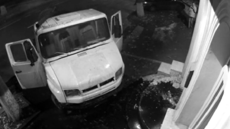 Video uluitor din Republica Moldova: trei tone de dejecţii umane, vărsate la poarta unui partid