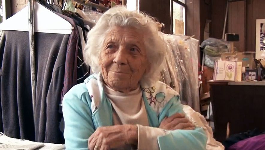 Are 100 de ani, dar lucrează 13 de ore pe zi, şase zile pe săptămână. Care este "secretul" ei