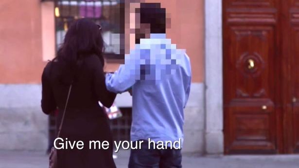 S-a prefăcut că e beată pe stradă. Reacția trecătorilor este revoltătoare. Nici ea nu se aștepta