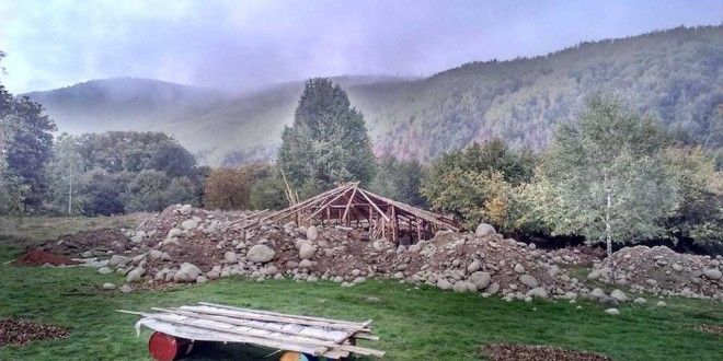 Iniţiativă unică: un sat dacic autentic se ridică lângă Hunedoara