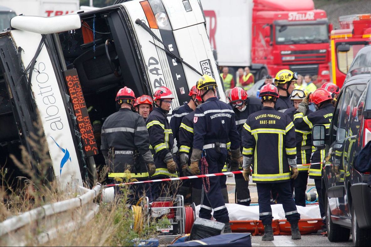 Accident cumplit. 42 de oameni au murit în coliziunea dintre un autocar și un camion