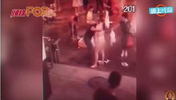 Motivul șocant pentru care o tânără s-a dezbrăcat în mijlocul străzii. Imagini incredibile