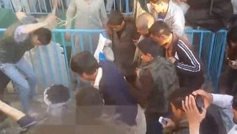 Scene îngrozitoare: un primar a fost linşat de mulţimea furioasă. Care a fost motivul "revoltei"