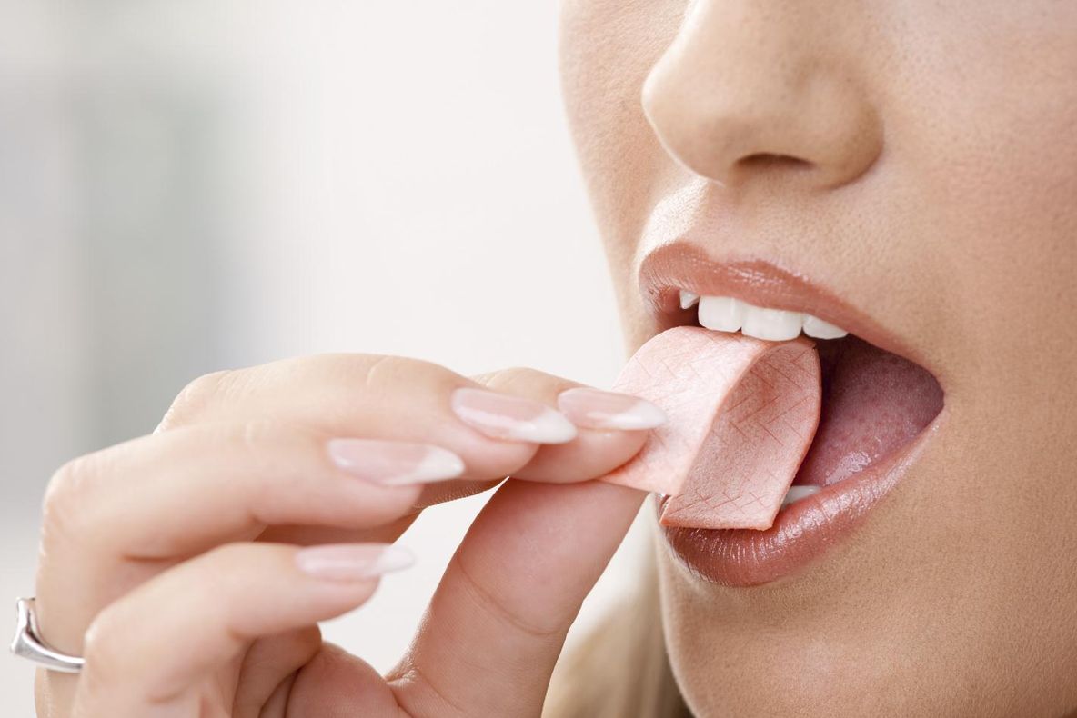 Pericolul neştiut. Ingrediente din guma de mestecat care cauzează cancer