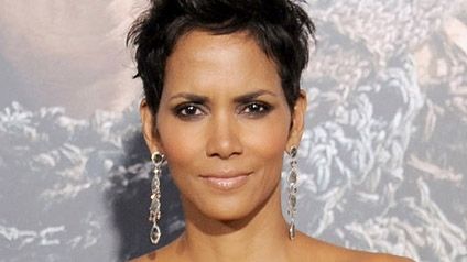 Actriţa Halle Berry, dată în judecată de angajatul unui aeroport. Ce acuzaţii i se aduc