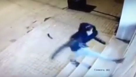 Ghinion: a vrut să spargă un magazin, în Caransebeş, dar n-a reuşit. Totul a fost filmat!