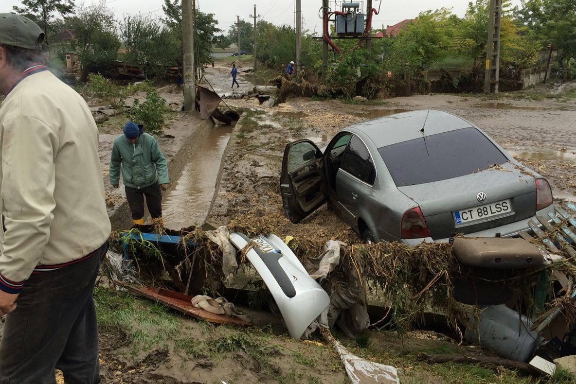 40 de case și 20 de mașini, distruse de apă după potopul din Constanța. Imaginile de coșmar