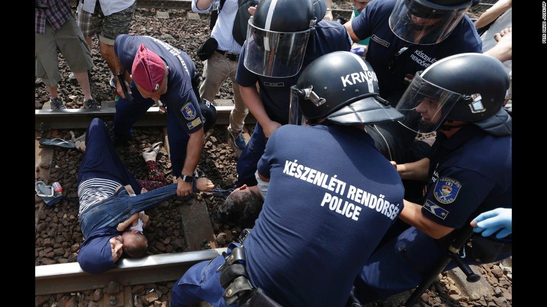 Criza refugiaţilor. Imigranţii denunţă violenţe sexuale asupra copiilor şi femeilor 