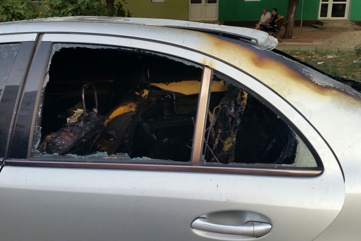 Maşină incendiată la comandă în Oraviţa. Imagini care te trec fiori 