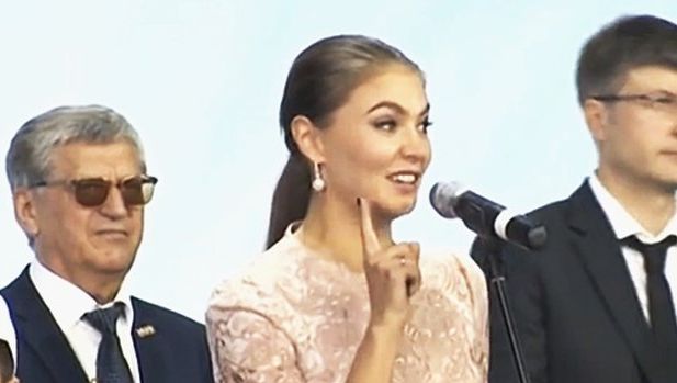 Cum a fost surprinsă Alina Kabaeva, presupusa iubită a lui Vladimir Putin. Adevărul despre relaţie