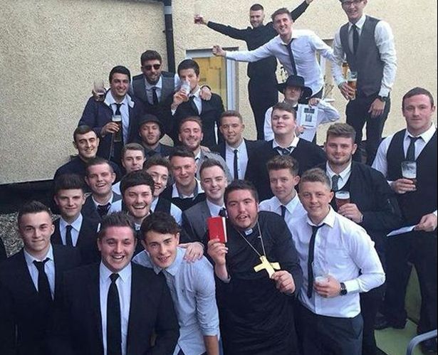 I-a lăsat baltă pentru iubită. A regretat amarnic! Ce surpriză i-au pregătit 50 de prieteni furioși