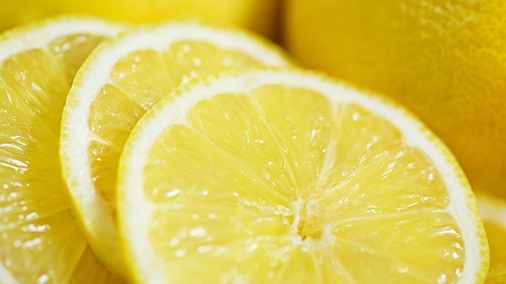 A pus suc de lămâie pe peretele alb. Rezultatul? Incredibil