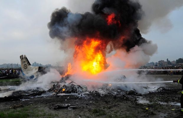 Tragic! Avion de mici dimensiuni, prăbușit într-o zonă rezidențială. Toți pasagerii au murit