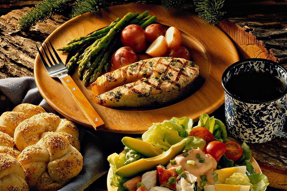 Este sănătos să bei apă în timp ce mănânci? Află ce spun specialiştii