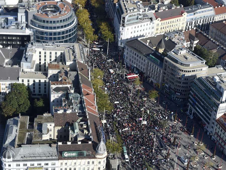 Viena: Zeci de mii de oameni au scandat "Bun venit refugiaților!"