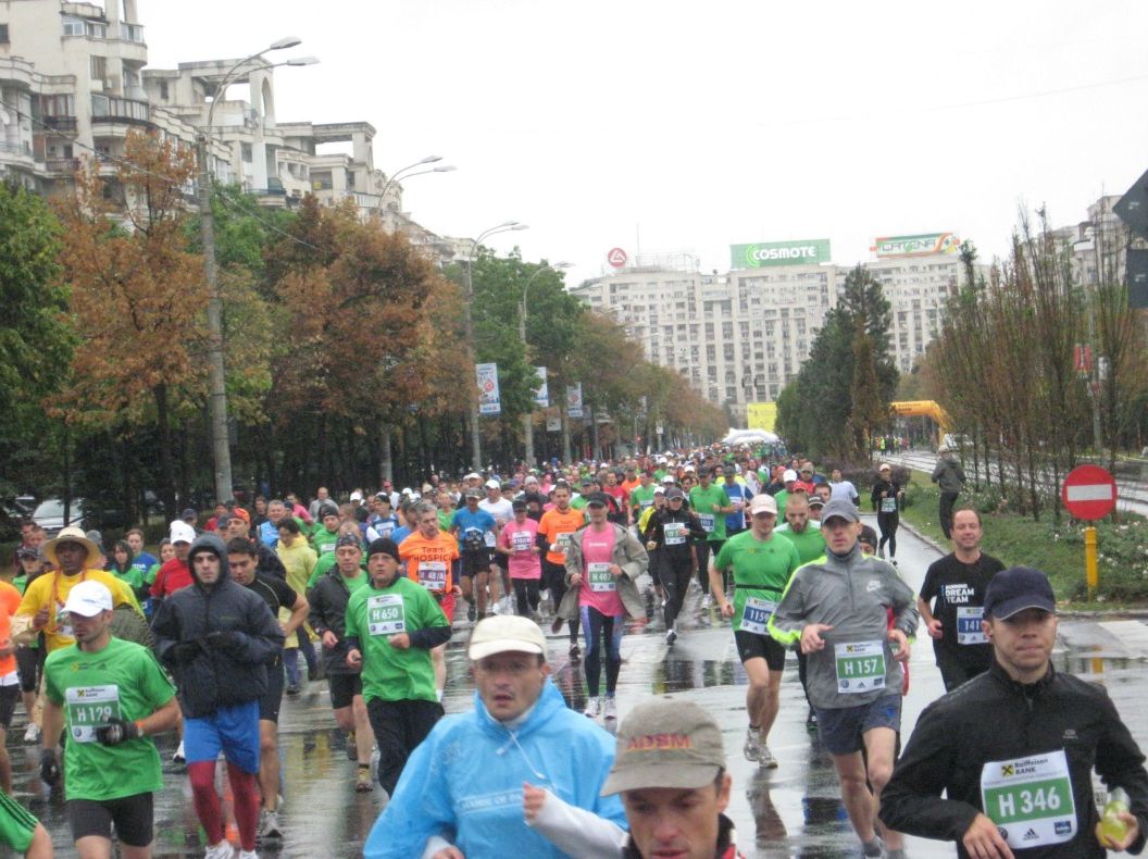 Străzi închise în Capitală, autobuze şi tramvaie deviate pentru Maratonul Internaţional Bucureşti 