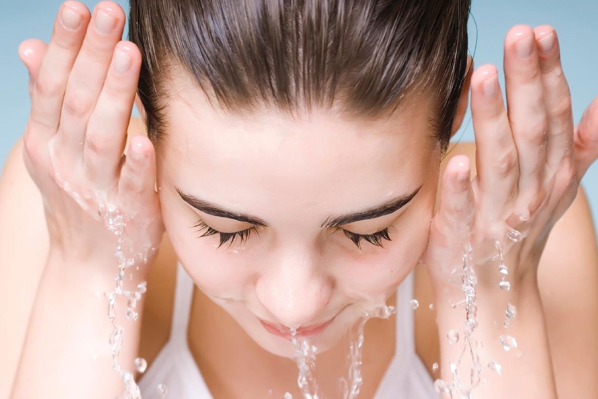 S-a spălat pe faţă cu sare timp de o lună. Rezultatul? Cosmeticienilor nu le-a venit să creadă