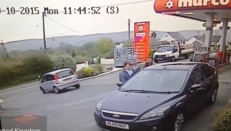 Incredibil: o şoferiţă de 80 de ani a făcut o adevărată cascadorie. Clipul a devenit viral