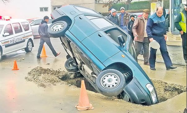 Gropile din România, capcane mortale pentru șoferi. Mii de români mor anual pe șoselele țării
