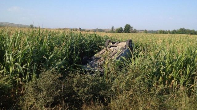 Accident grav. S-au răsturnat cu maşina pe câmp. Au supravieţuit într-un mod miraculos