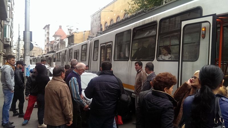 Circulaţia tramvaielor 21 din Capitală, îngreunată. O maşină a fost parcată pe linia de tramvai 