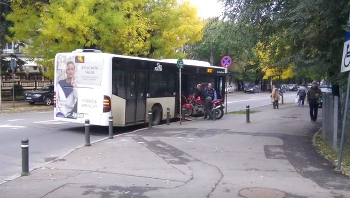 Imagini bizare: cum a fost surprins un şofer RATB alături de un motociclist