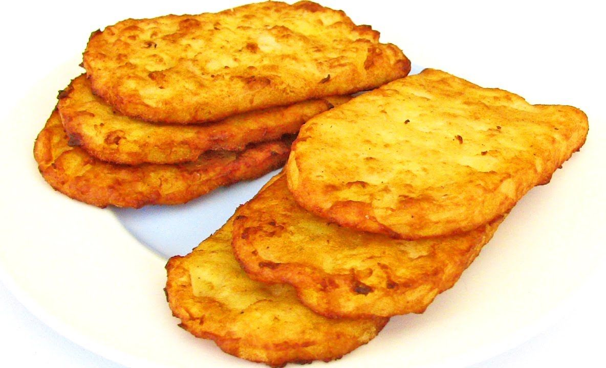 Adaugă un ou bătut peste cartofii daţi prin răzătoare. Nu ai mâncat niciodată ceva mai bun