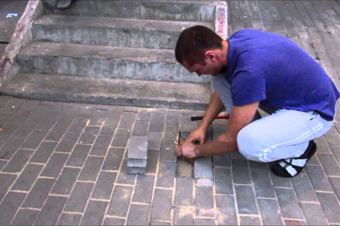 A auzit zgomote venind de sub pavaj. Dar când a scos dalele, a rămas impresionat până la lacrimi