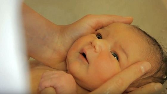 Prima baie a unui bebeluș. Motivul pentru care acest clip a strâns 23 de milioane de vizualizări