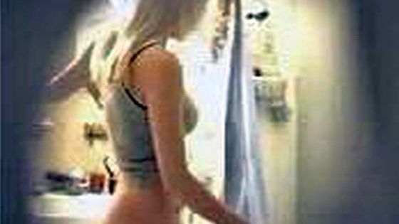 O mamă a pus camere video și a încremenit. Ce făcea bona de 21 de ani cu copilul ei