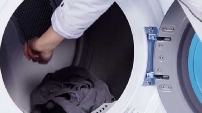 A pus o aspirină în apa cu care a spălat rufele. Rezultatele au fost uimitoare