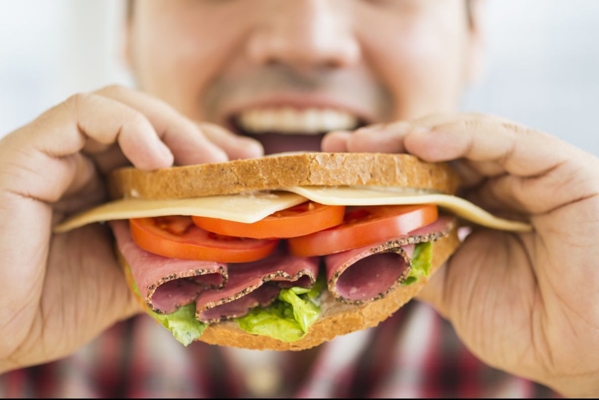 Cele mai toxice alimente pe care le pun oamenii în sandwich-uri. Trebuie evitate cu orice preț