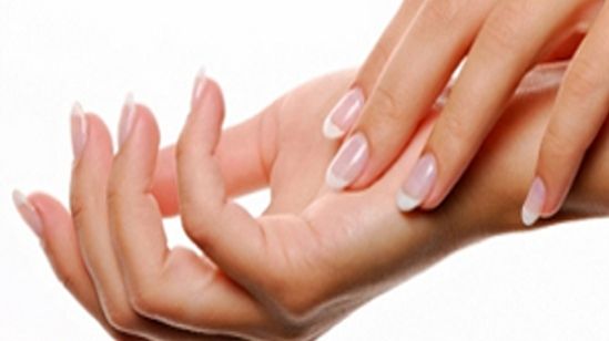 Te trezești cu mâinile amorțite? Poziția de somn nu e singurul motiv. Ce trebuie să știi  