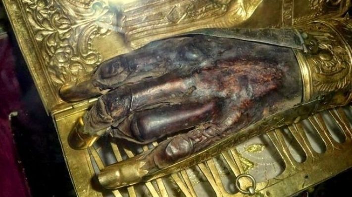 Preoţii care ar fi furat mâna Sfântului Haralambie au fost arestaţi. BOR a luat o altă măsură dură