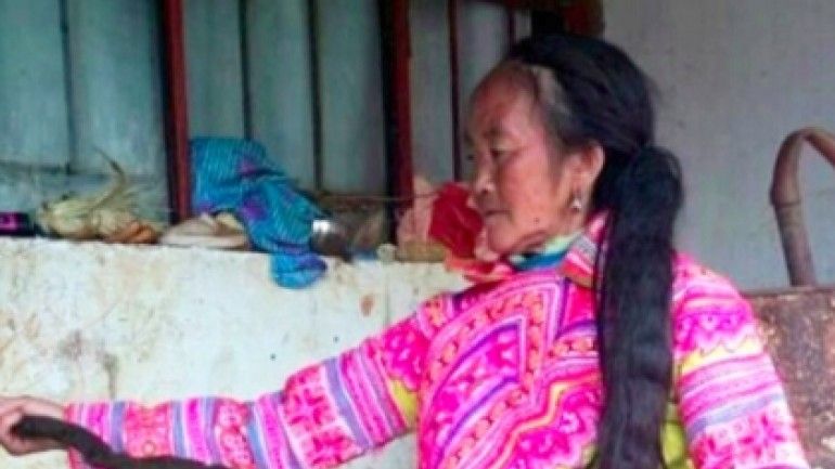 FOTOGRAFII UIMITOARE: Uite cum arată femeia care nu s-a mai tuns de 35 de ani! 