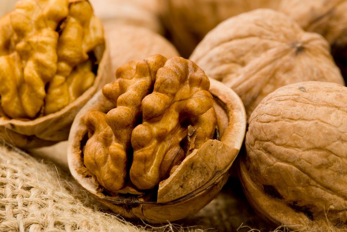 Medicii sunt uimiţi. Ce se întâmplă la patru ore după ce mănânci nuci 