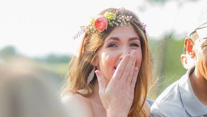 Surpriză de proporţii pentru un mire şi o mireasă. Un oaspete neaşteptat a venit la nunta lor