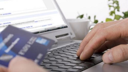 A comandat lentile de contact de pe internet. Ce a păţit tânărul din Bucureşti e teribil!