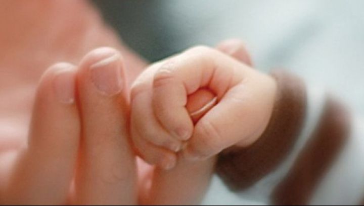 Bebeluș nou-născut, abandonat într-o pungă de plastic. Îngrozitor! Cum l-au găsit salvatorii lui