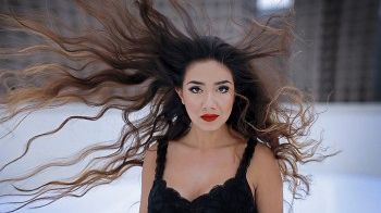 8 motive ciudate pentru care îţi cade părul