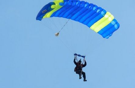 Accident grav pe Aerodromul Clinceni: 2 paraşutiști au murit, al treilea, între viață și moarte