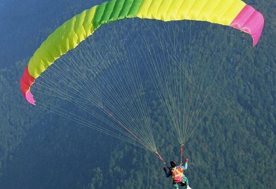 Un paraşutist militar a murit în timpul unui exerciţiu, în apropierea Aerodromului Zărneşti UPDATE