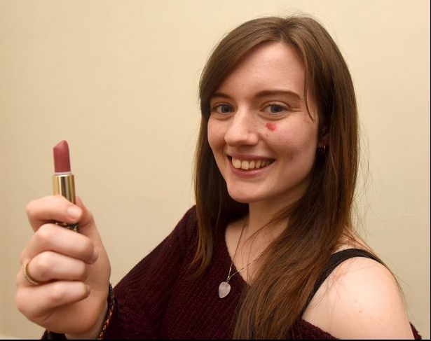 Își desenează cu rujul o pată sub ochi în fiecare zi. Adevărul din spatele acestui gest te va uimi